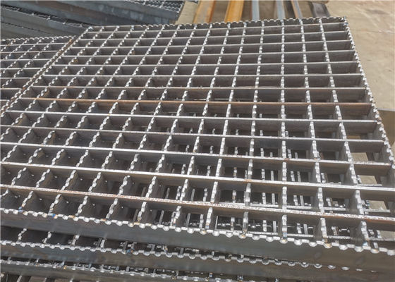 Acier dentelé de plate-forme de bande de roulement d'escalier râpant 3X30 galvanisé plongé chaud