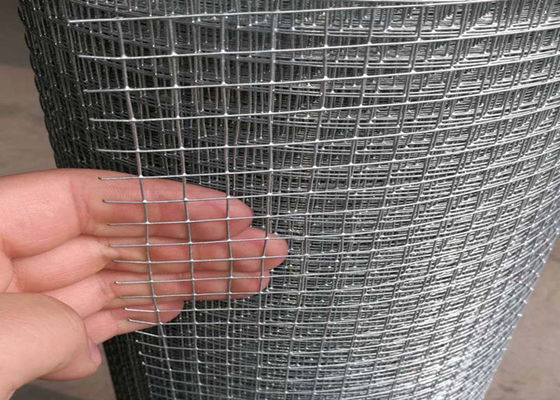 le fil soudé par 1.5*1.5cm Mesh Fence 4x8 a soudé des panneaux de fil pour la cage de poulet