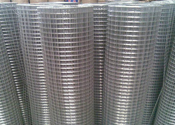 le fil soudé par 1.5*1.5cm Mesh Fence 4x8 a soudé des panneaux de fil pour la cage de poulet