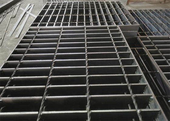 Plat discordant en acier à faible teneur en carbone 65x5mm d'anti dérapage pour des drains de stade