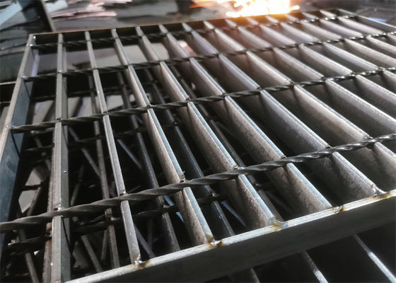 La structure légère a galvanisé les panneaux en acier de grille entourent le couvercle de fossés pour des écoles