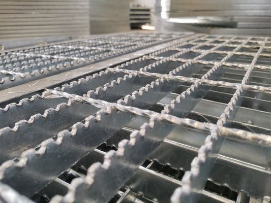 anti structure légère épaisse corrosive de la plate-forme 4mm de grille en métal de 50*5mm
