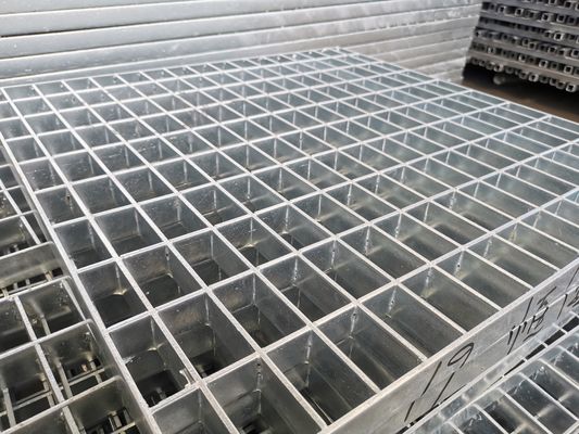 Type plat escalier en acier galvanisé par 76mm de dissipation thermique de grille râpant la norme de NAAMM