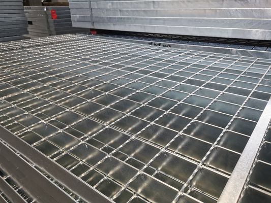 L'immersion chaude discordante en acier perforée de bandes de roulement d'escalier d'anti glissement a galvanisé 65X5mm