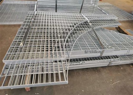 L'allée en acier épaisse de l'atelier 5mm râpe la grille