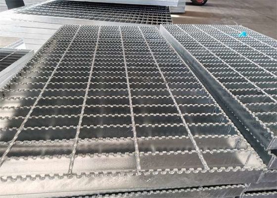 L'allée en acier épaisse de l'atelier 5mm râpe la grille