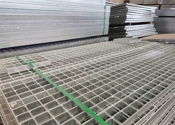 L'allée en acier de la couleur ISO9001 argentée râpe la grille pour le survol de route