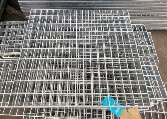 Denté non ensaboter l'immersion chaude discordante en acier de bandes de roulement d'escalier de 32*3mm a galvanisé