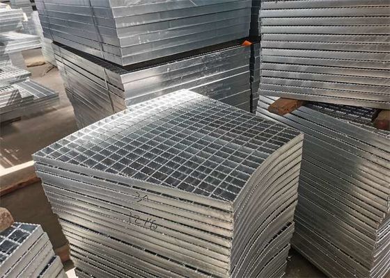 L'allée en acier résistante râpe la grille