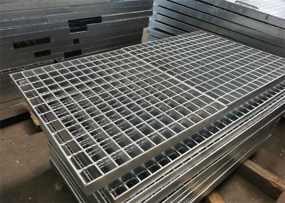 L'allée en acier résistante râpe la grille