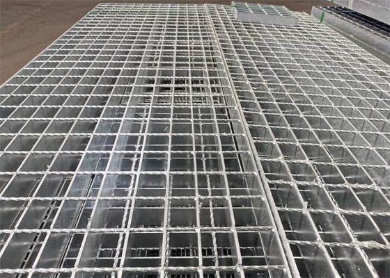 L'allée en acier du parking Q195 râpe le type d'I dentelé râper