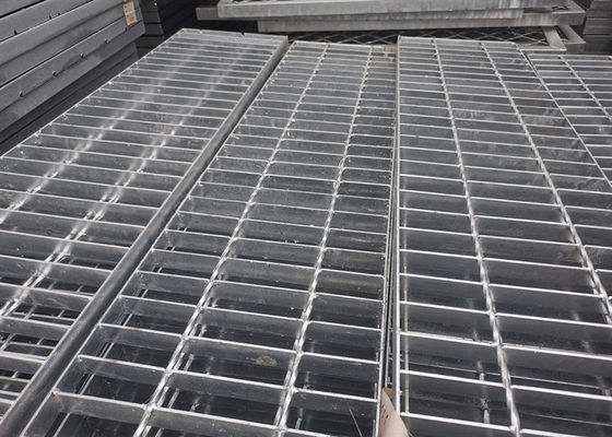 le passage couvert Q235 de grille de barre soudé par 30*100mm a galvanisé la grille en acier