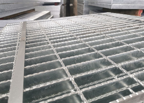le passage couvert Q235 de grille de barre soudé par 30*100mm a galvanisé la grille en acier