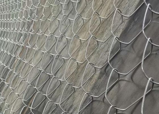 Largeur 75X75mm de Diamond Chain Link Fence 20m de jardin de terrain de jeu de sports
