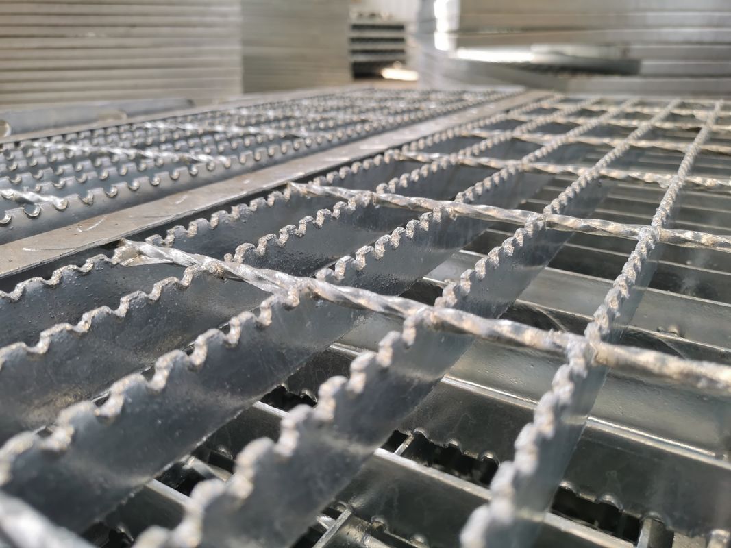 anti structure légère épaisse corrosive de la plate-forme 4mm de grille en métal de 50*5mm