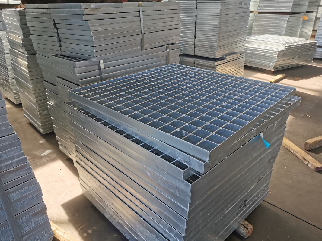 Type plat escalier en acier galvanisé par 76mm de dissipation thermique de grille râpant la norme de NAAMM
